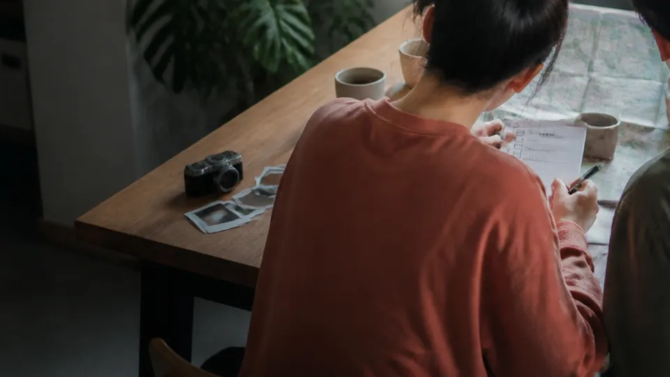 相机与旅行计划的照片